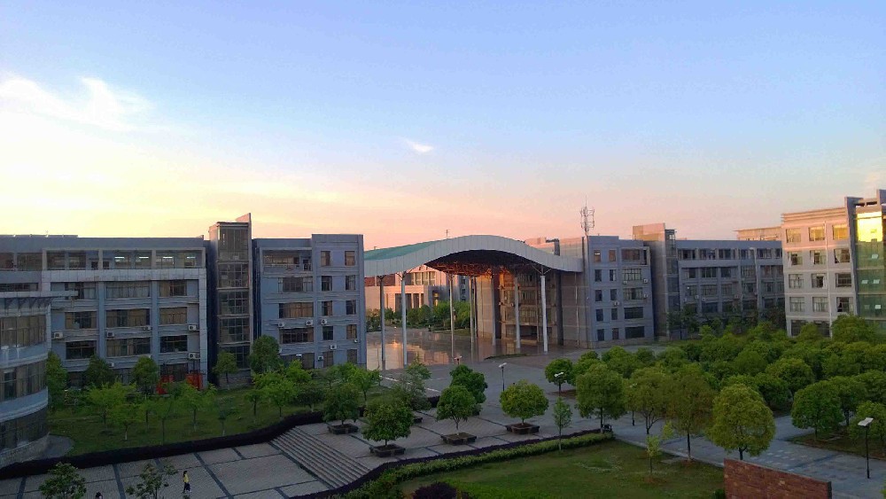 成功签约上海市工商信息学校-网站制作